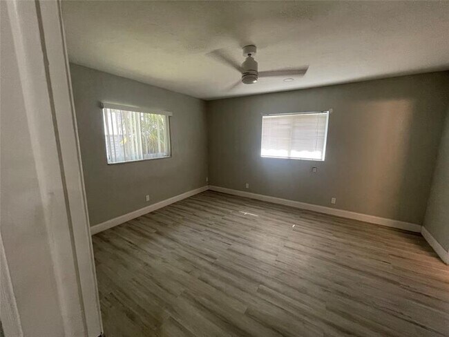 Building Photo - 7902 NW 70th Ct