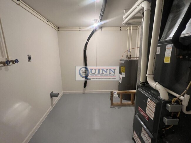 Building Photo - 13 Maple Ct