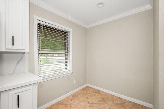 Building Photo - 5037 W 43rd St