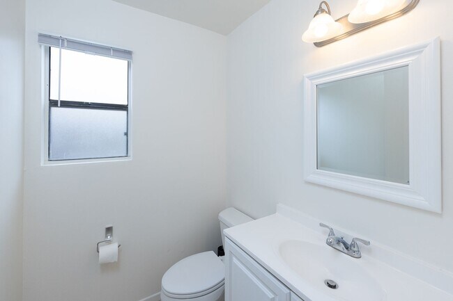 Building Photo - Spacious 3 Bedroom  2.5 Bath | East Ventura | Unfurnished