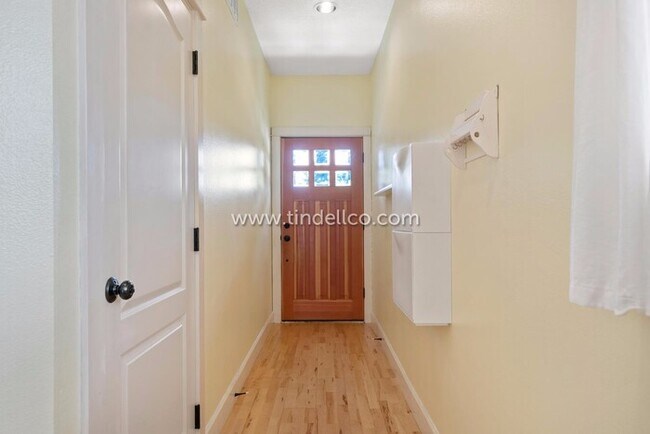 Building Photo - Amazing Eastmoreland Home Near Sellwood wi...