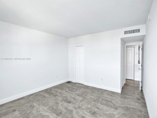 Building Photo - 10350 W Bay Harbor Dr