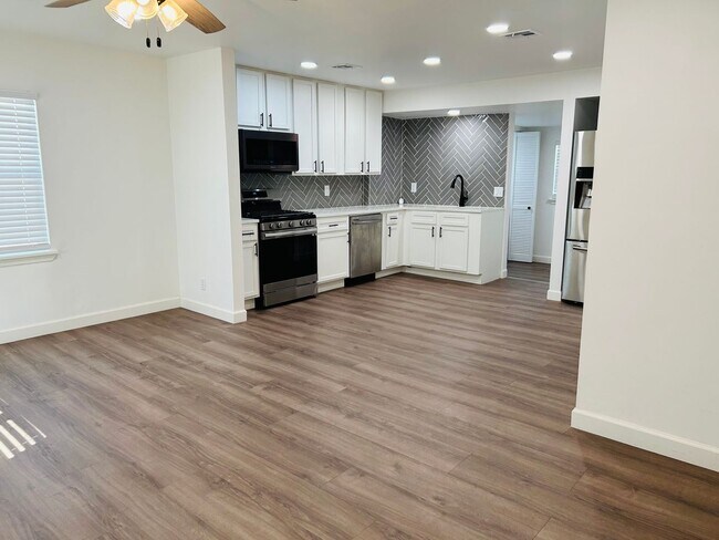 Building Photo - 601 Foster Pl