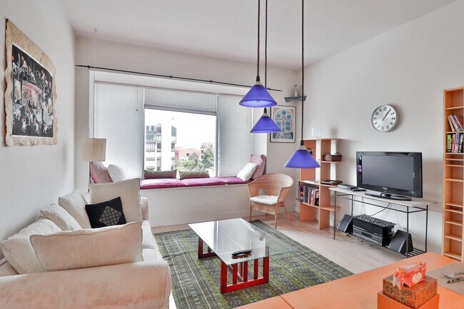 Primary Photo - Spacious Jr. 1 Bedroom near Levi's Plaza |...