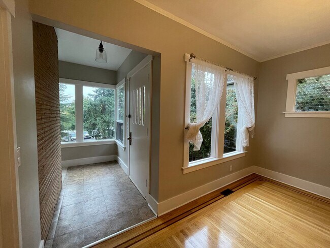 Building Photo - Elegant 4BR 2.5Bath Home with Fenced Yard & Garage Across from Seattle Prep**one month FREE rent**