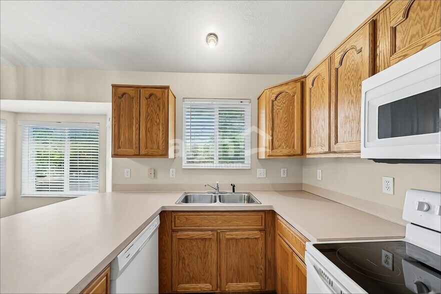 Building Photo - 1384 Fowler Ave