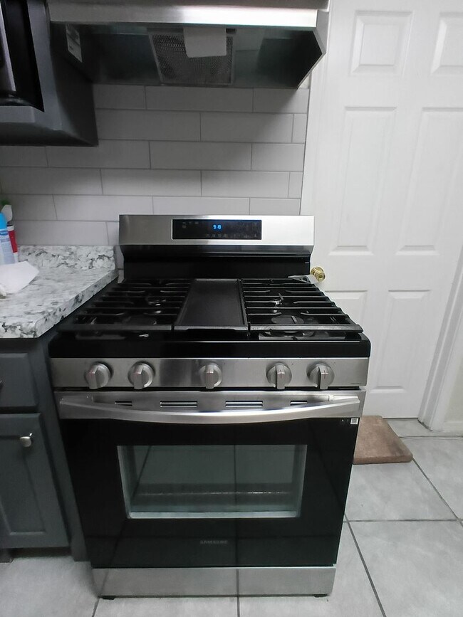 Building Photo - HOLIDAY SPECIAL-One Month FREE with 12 Mon...