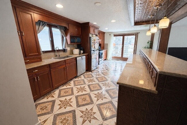 Building Photo - 183 Forest St