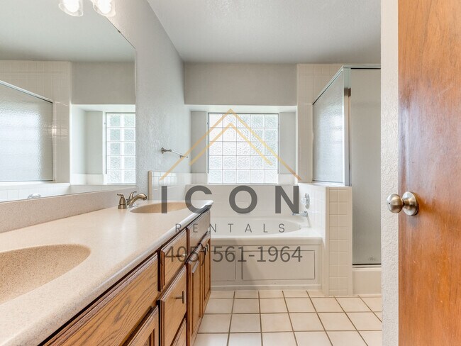 Building Photo - 313 E Plantation Terrace