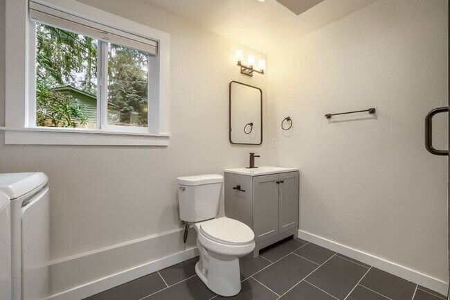 Building Photo - Bright & Charming 4bed/2.5bath in Desirable Edmonds Neighborhood!
