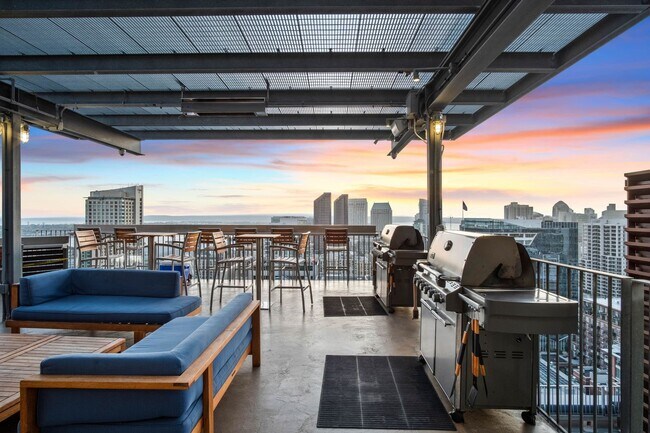 Building Photo - Modern Elegance Meets Iconic Views – Luxur...
