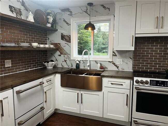Building Photo - 4 bedroom 2 Bathroom Luxury Rental!
