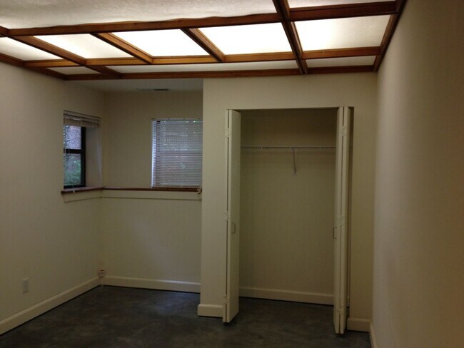 Building Photo - 1 Bed Apartment super close to UNC campus!  Quiet neighborhood & feels like living in a Tree House!