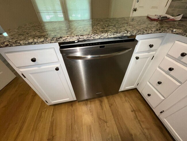 Building Photo - Now Available to View! Immaculate 2 bed, 2 bath, Fireplace, Garage, Granite and More!!