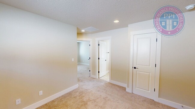 Building Photo - Desirable Bethany Location, Spacious & Sty...