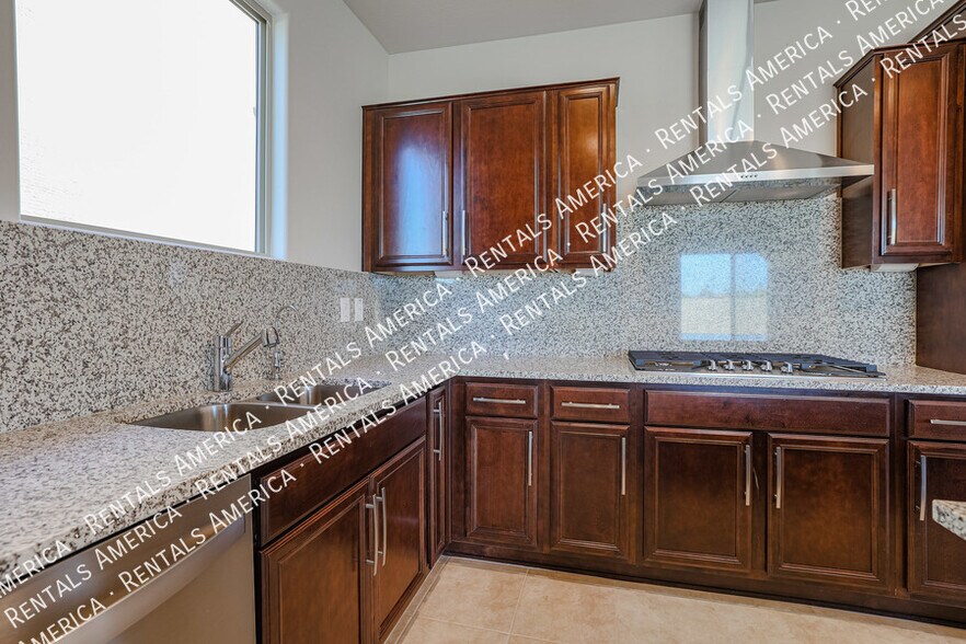 Building Photo - 5625 N 87th Dr