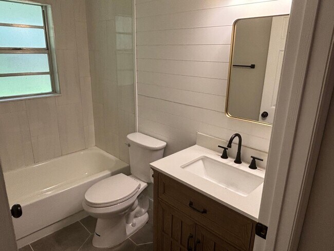 Building Photo - Charming 1-Bedroom in the Heart of Zephyrh...