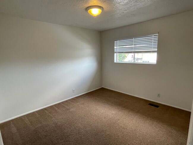 Building Photo - 689 N 100 W