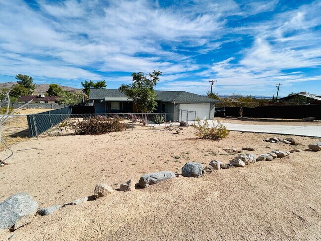 Building Photo - Charming 3 Bedroom House with Pool in Friendly Hills, Joshua Tree