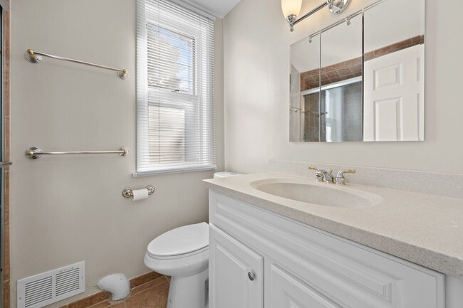 Building Photo - 823 Deerfield Rd