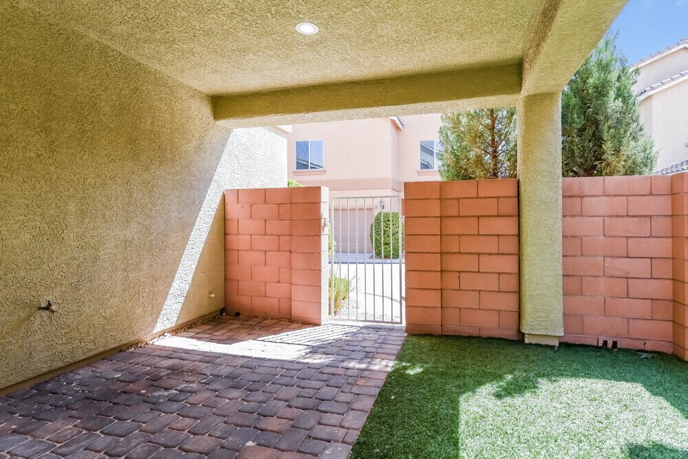 Building Photo - 9519 Vega Carpio Ave