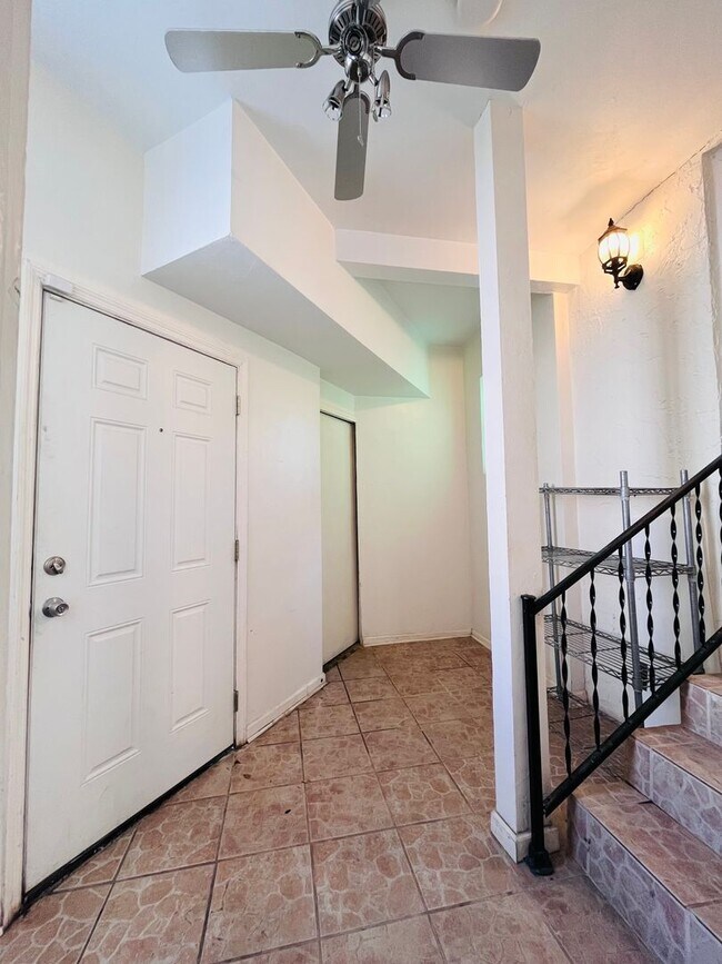 Building Photo - 3 Bed/2 Bath with one car garage home located in Jake Gaither Neighborhood!