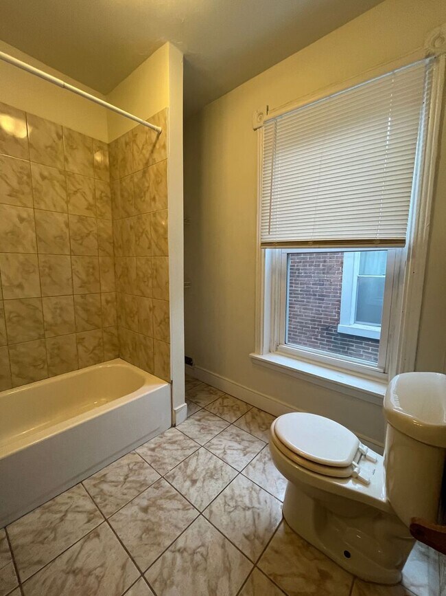 Building Photo - ???Spacious 4 Bedroom 1.5 Bath house locat...