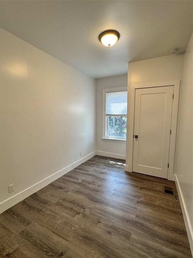 Building Photo - 1503 Rose Ln