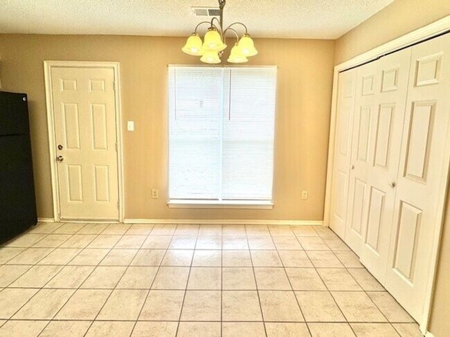 Building Photo - Available September 26, 2025, Charming 3 B...