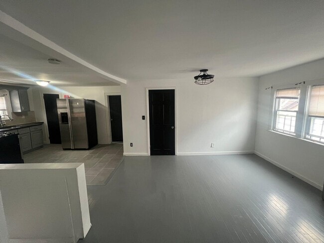 Building Photo - 204-15 115th Ave