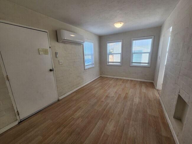 Building Photo - 6637 Oasis Ave