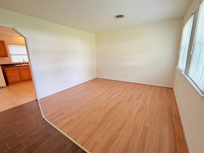 Building Photo - 9625 Shiloh Dr