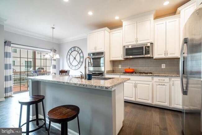 Primary Photo - 22567 Naugatuck Square