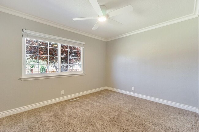 Building Photo - 1001 Oak Grove Rd