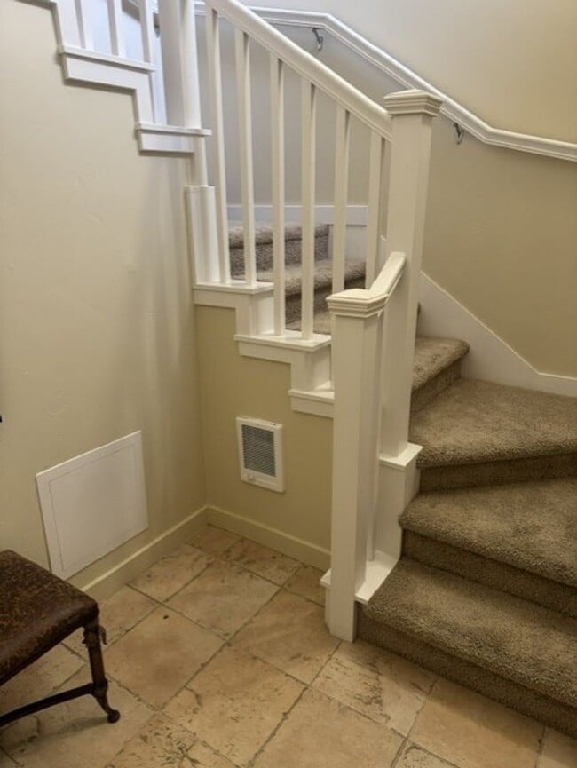 Building Photo - 2 Bdrm 2 bath