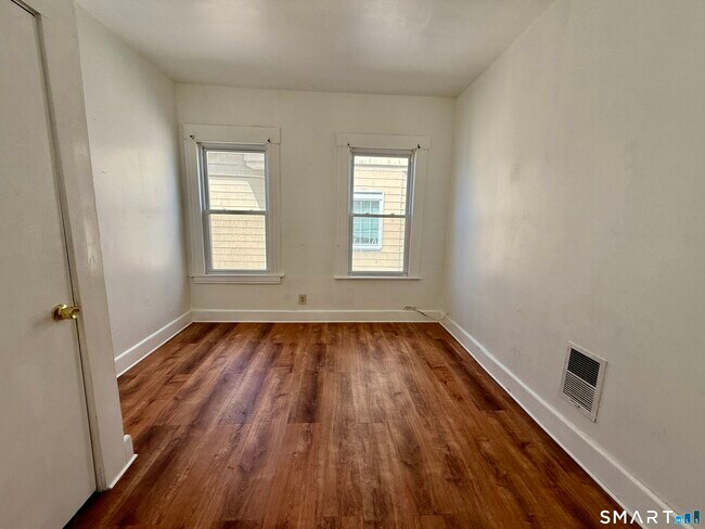 Building Photo - 202 6th St