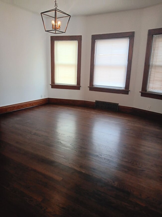 Building Photo - Beautiful Benson Three Bedroom!