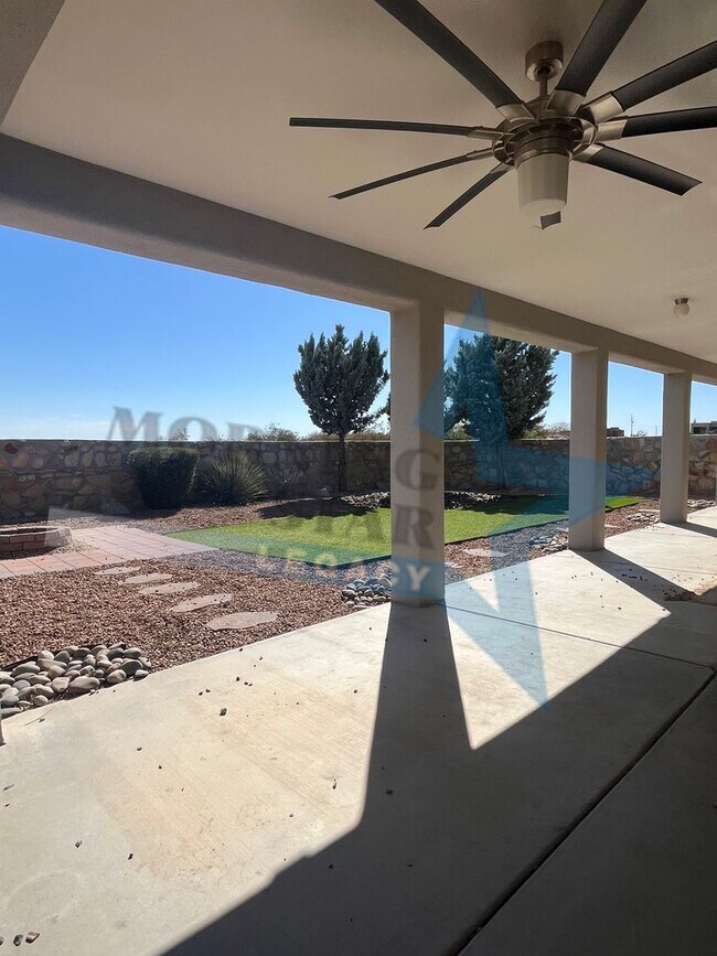 Building Photo - Charming 3-bedroom, 2-bathroom w/ views!