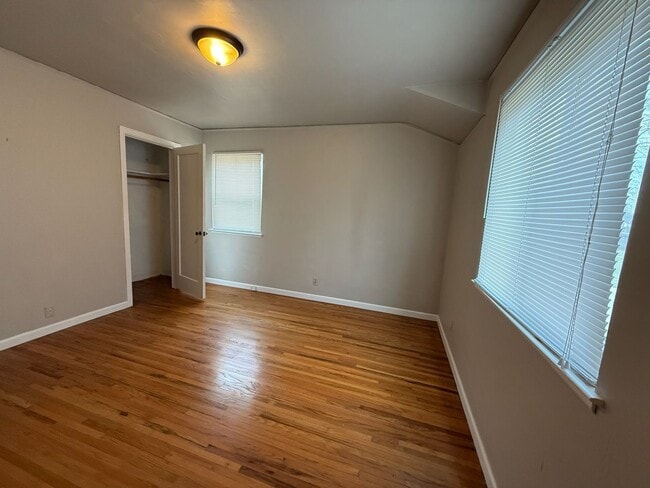 Building Photo - Spacious 3 bed 2 bathroom with 2 car garage