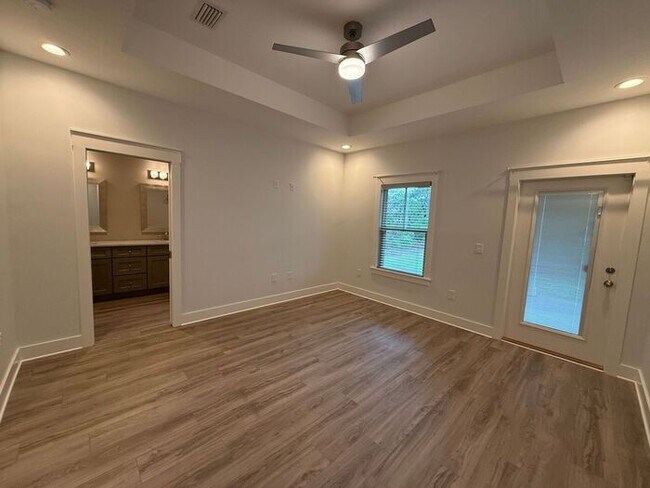 Building Photo - Gulf Breeze - 4 bedroom, 2.5 bathroom - lawn care included