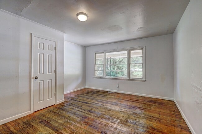 Building Photo - 2511 Derrell Dr