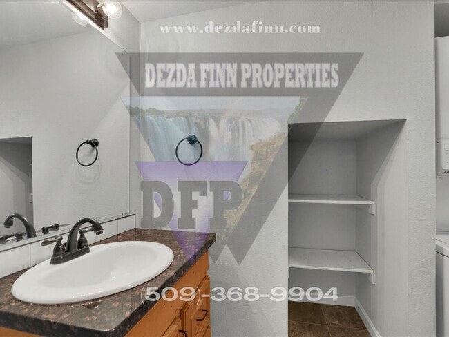 Building Photo - 5 Bed, 2 Bath Home Conveniently Located in...