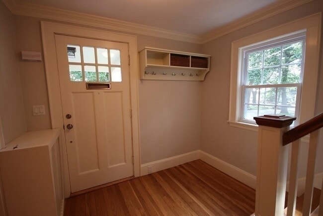 Building Photo - 30 Farmcrest Ave