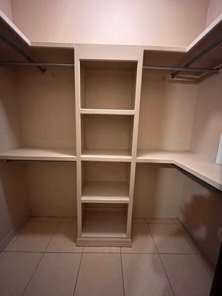 Master Closet - 3043 Scotland Dr