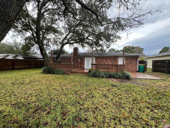 Building Photo - 723 Clark Dr