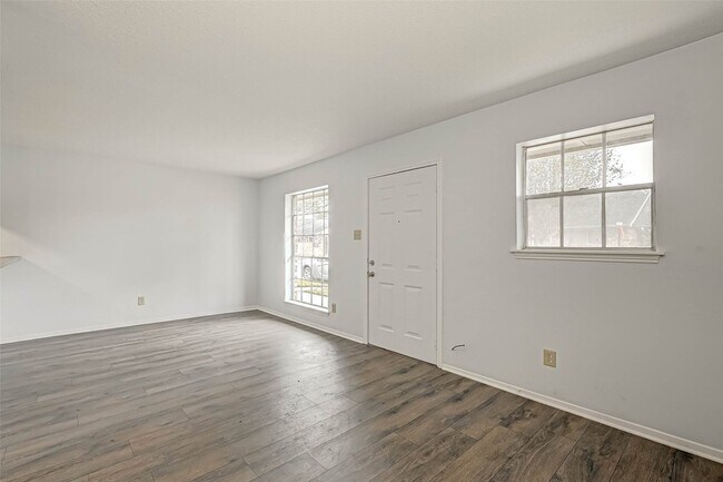 Building Photo - 1110 W Tri Oaks Ln