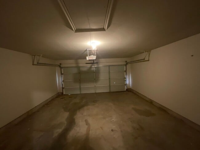 Building Photo - 4 bed, 2 bath, brick, gas stove, dishwashe...