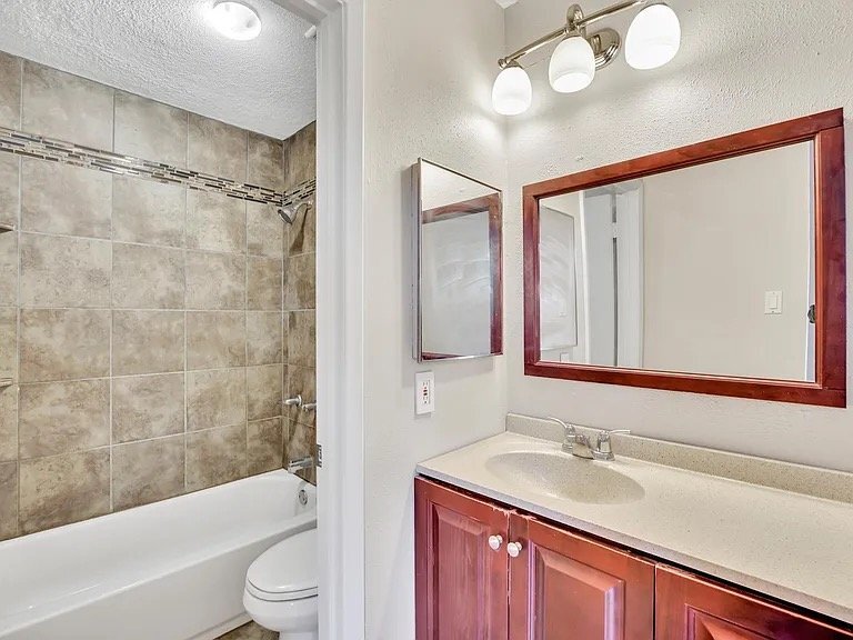 Building Photo - 19734 Lake Hollow Ln