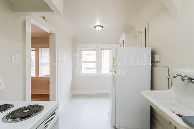 Building Photo - 1319 S 6th Ave