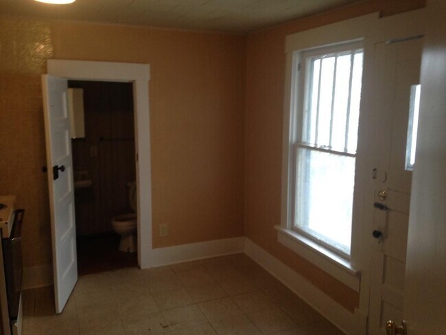 Building Photo - 308 S Graham Ave